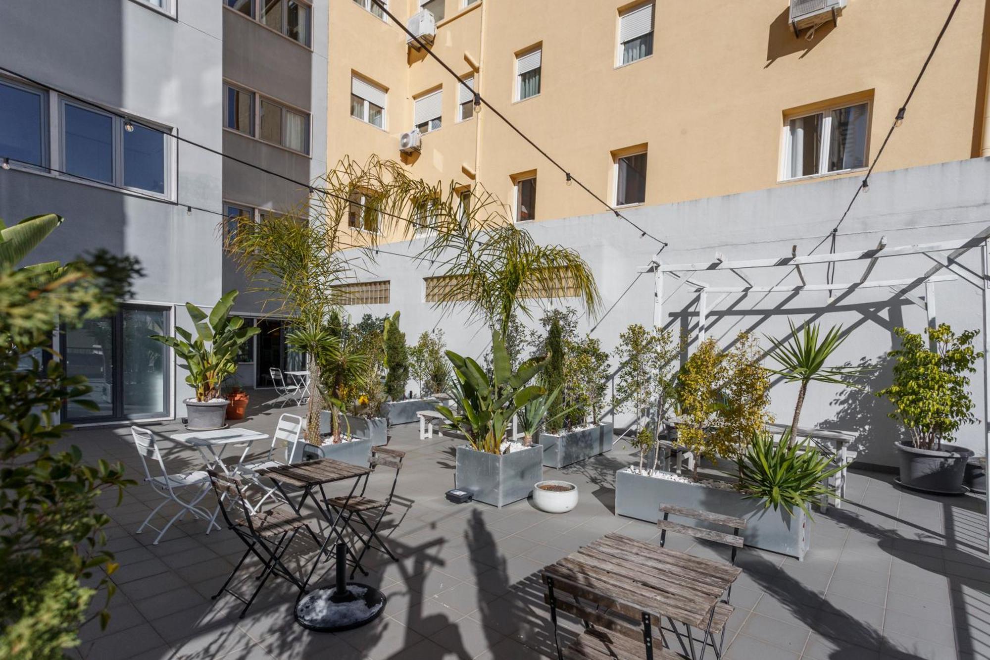 Red, Red Wine In Lisbon By Misha'S Place 3B Exterior photo